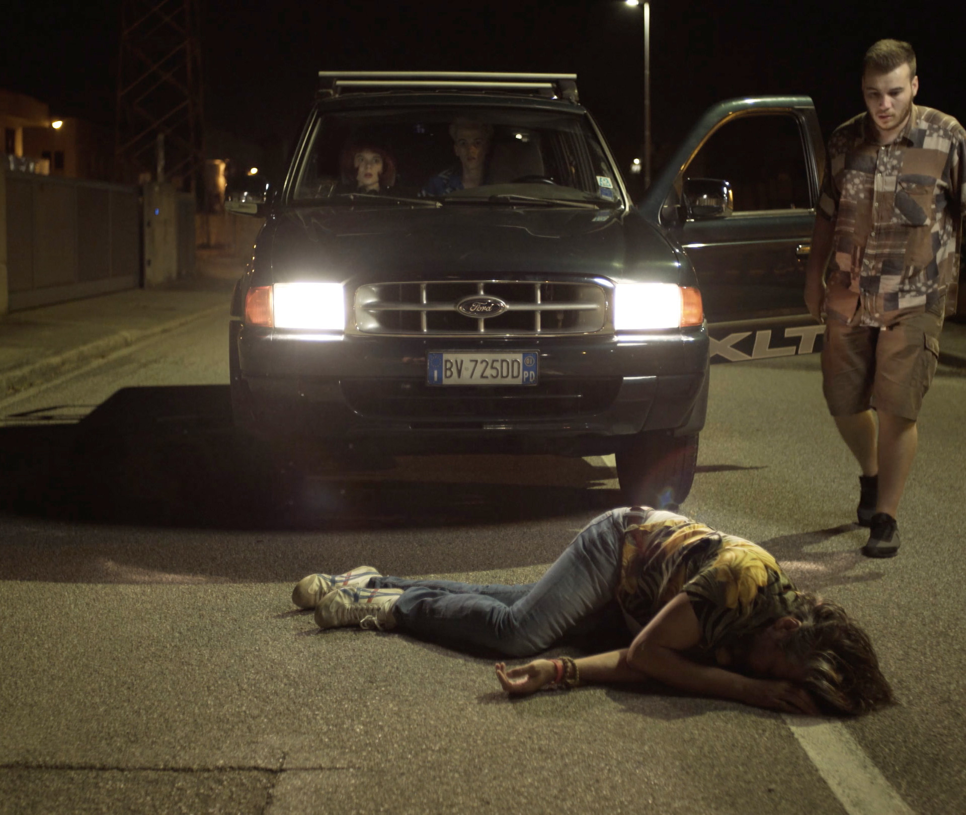 love-passing-by_stills-03